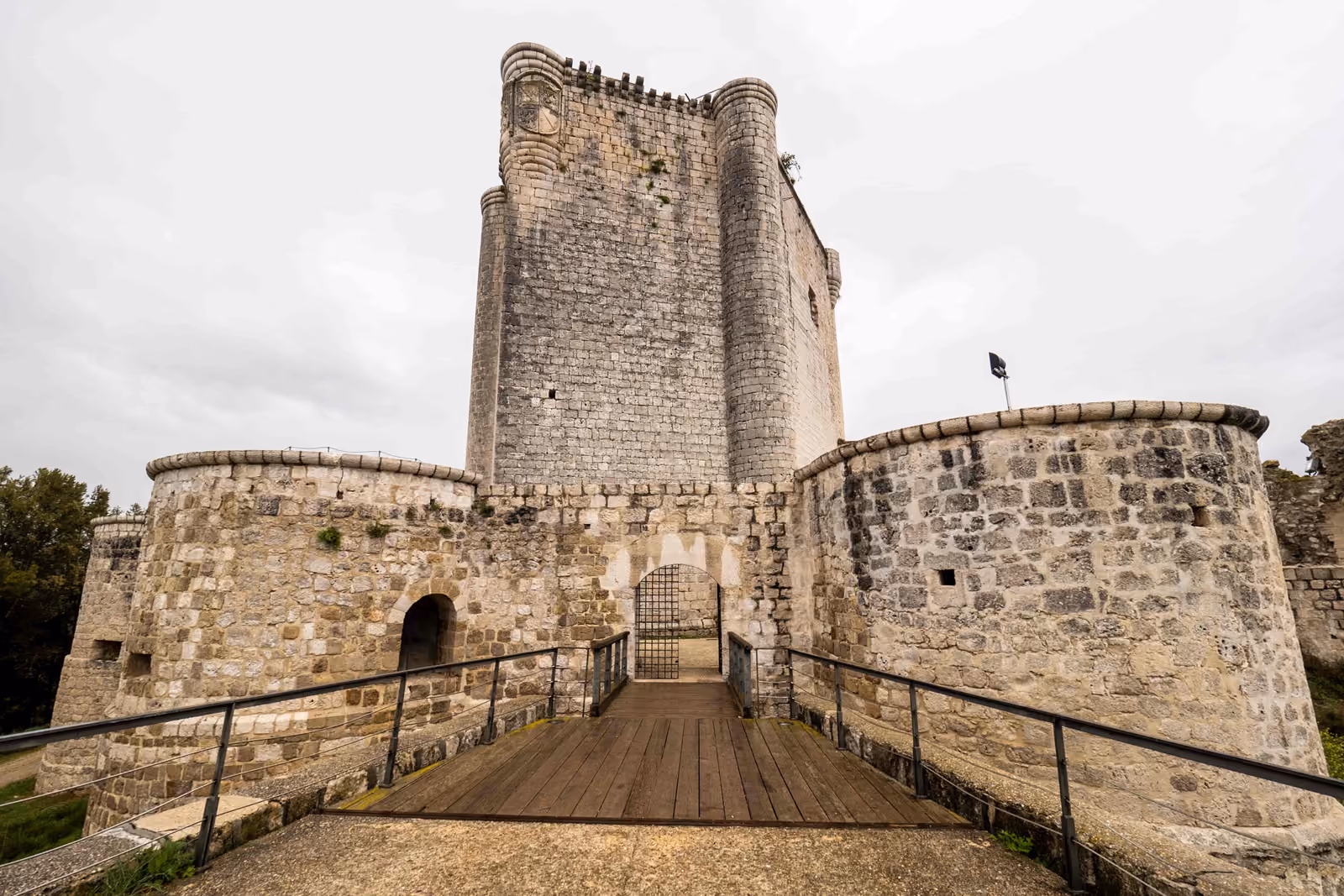 Torre del homenaje del castillo de Íscar, con la barbacana y el puente de madera de la entrada